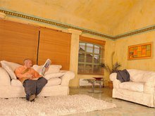 Petite aide porno pour son beau père 5