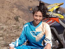 Elle se sert de ses gros seins en toute occasion 2