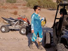 Elle se sert de ses gros seins en toute occasion 5