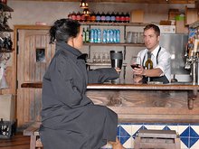 Une femme exhibitionniste se fait tringler au pub 2