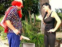 Elle fait une branlette espagnole au clown 5