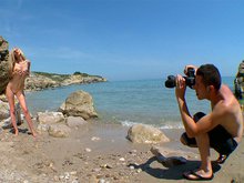 Une nymphette équipée de gros seins 6