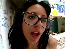 Elle récolte du sperme et des voix 6