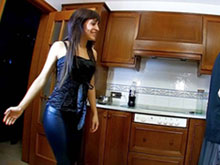 Elle se fait déboucher l'anus par le plombier 8