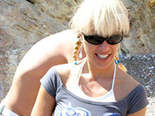 Une MILF fait son marché à la plage 1