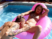 La voisine en rut tape l'incruste 8