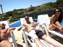 Il sodomise la bimbo sur son balcon 4