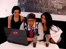 Une récompense xxx pour le geek 4