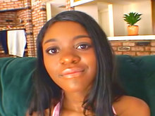 Petite demoiselle noire à gros seins et grosse bite blanche 6