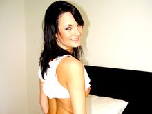 Brunette en chaleur cherche sexe pour sa gorge profonde 8