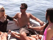 La mer + des gros seins + des bites = partouse 6