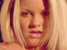 La starlette du x pulpeuse sait s'occuper d'elle 8