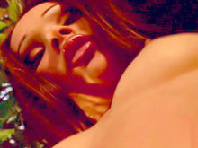 Une beurette rousse et son gode vont au parc 1