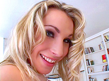 Une MILF accueil son gendre avec son string sur les chevilles 1