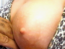 Une mère de famille à gros seins se tape les copains de sa fille 8