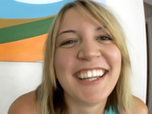 Une amatrice fait sa première vidéo porno d'avaleuse de sperme 4