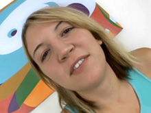 Une amatrice fait sa première vidéo porno d'avaleuse de sperme 7