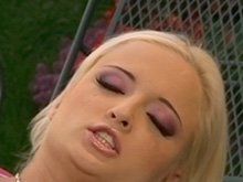 Avaleuse de sperme baisée en plein air 5