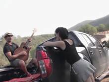 Une groupie à gros seins sodomisée à l'arrière du pickup 1