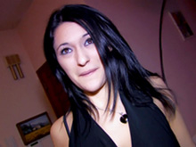 La femme la gode pendant que le mari la baise 6