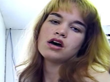 Une jeune blonde et son gode vert 5