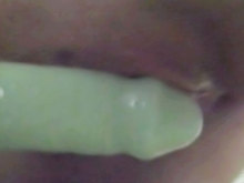 Une jeune blonde et son gode vert 4