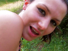 Énorme saucisson pour petite brunette 1