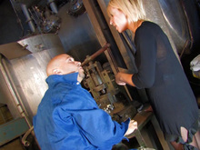 La garagiste vidange son sexe sur le visage de sa  cliente 3