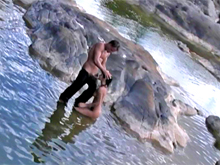 Une petite beurette se fait enculer au bord d'une crique 1