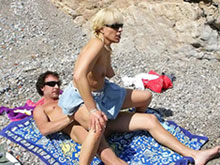 Une MILF fait son marché à la plage 6