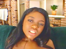 Petite demoiselle noire à gros seins et grosse bite blanche 1