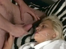 Deux blondes sexy plus une fausse et une vraie bite 7