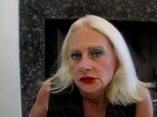 Une blonde très mature se prend une double pénétration 7