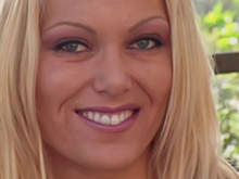 Striptease sur le balcon pour montrer sa grosse poitrine et plus 8